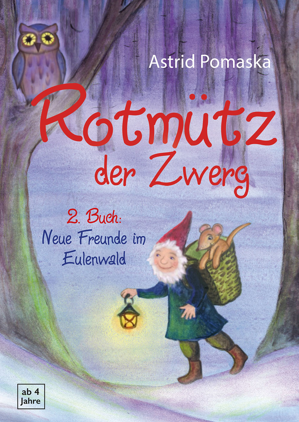 Umschlag: In einem verschneiten, blau-violetten Nachtwald geht der Zwerg mit einer leuchtenden Laterne zwischen zwei Stämmen hindurch; in der Kiepe auf seinem Rücken sitzt eine Maus, und links im Baum wacht eine Eule mit gelben Augen.