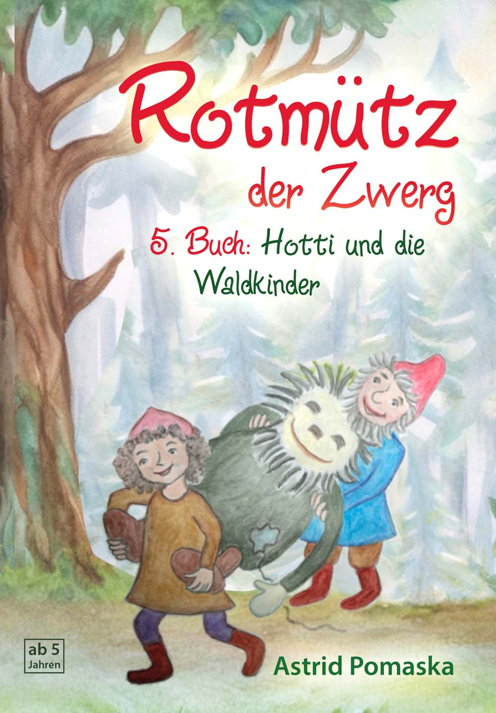 Umschlag: Ein Waldkind mit rosa Mütze und der Zwerg mit roter Zipfelmütze tragen den grinsenden, grau gestrickten Hotti zwischen sich durch einen hellen, nebligen Nadelwald.